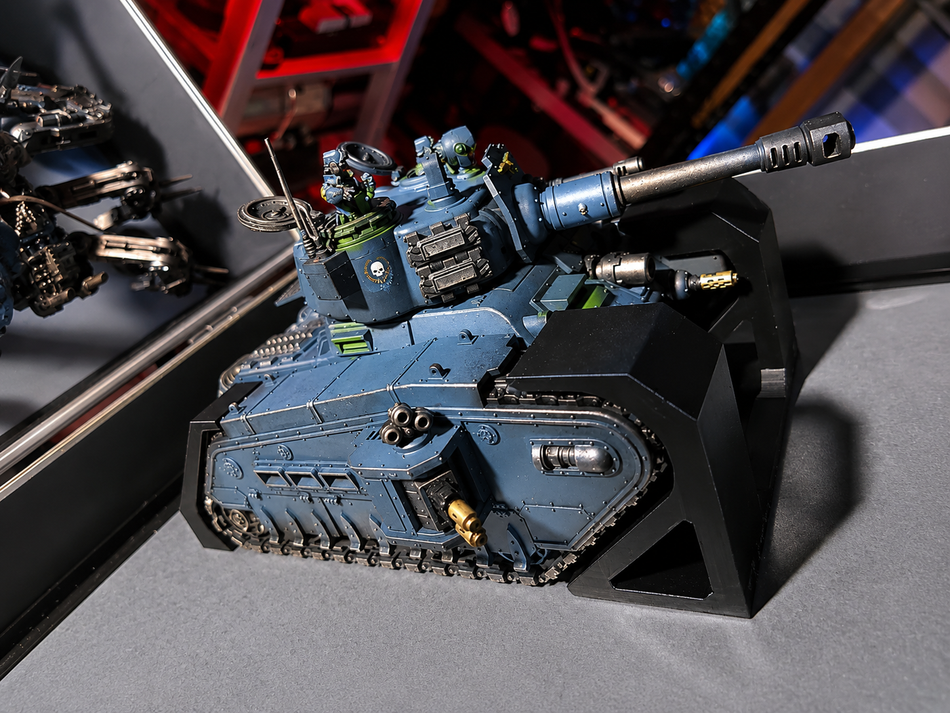 Gros plan d'un Magnetic Anchor maintenant un char miniature
