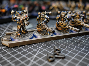 Magnetic rail tray holding Terminator miniatures on 40 mm bases