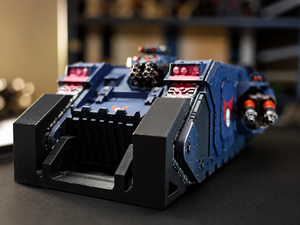 Magnetic vehicle holder keeping a tank miniature secure in transit